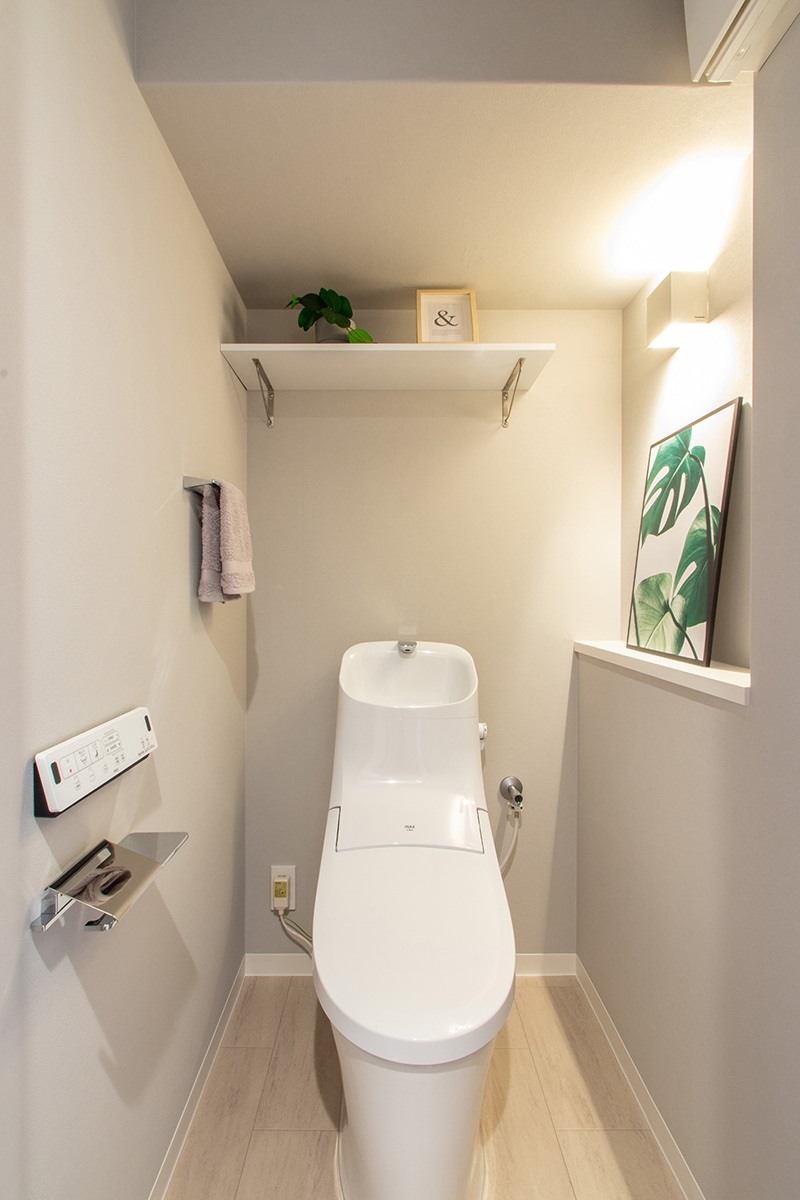 温水洗浄便座付トイレ。上部には収納スペースを設置。(2022年4月)