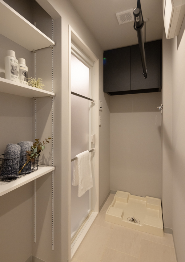 脱衣室にはリネン庫、収納棚、室内物干しを設置(2022年7月)