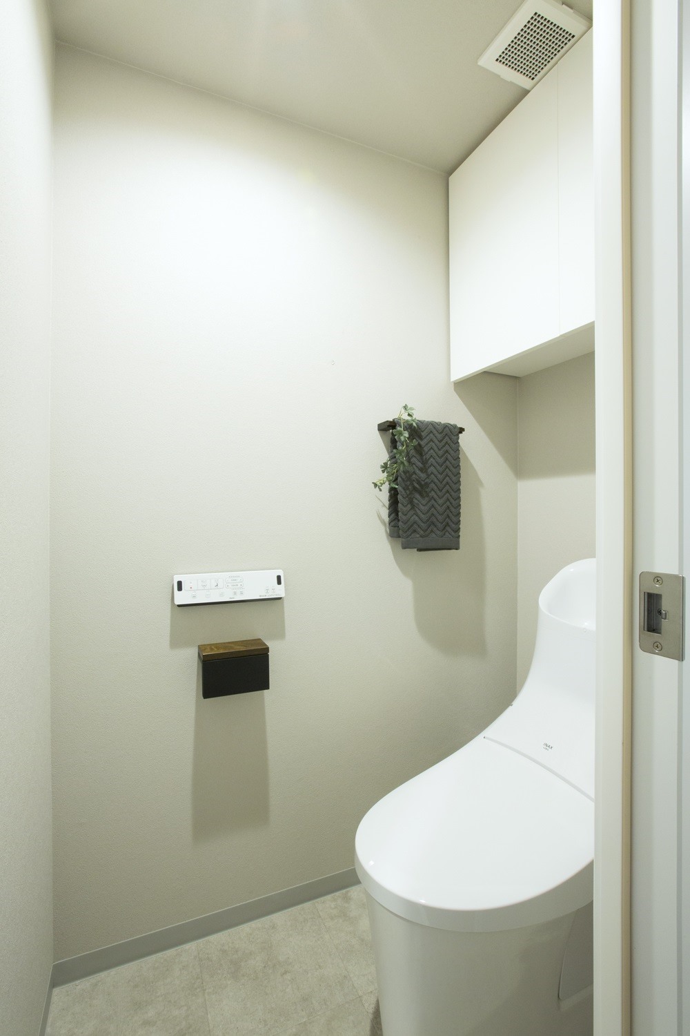 温水洗浄便座付トイレ。上部には収納スペースを設置。(2022年7月)