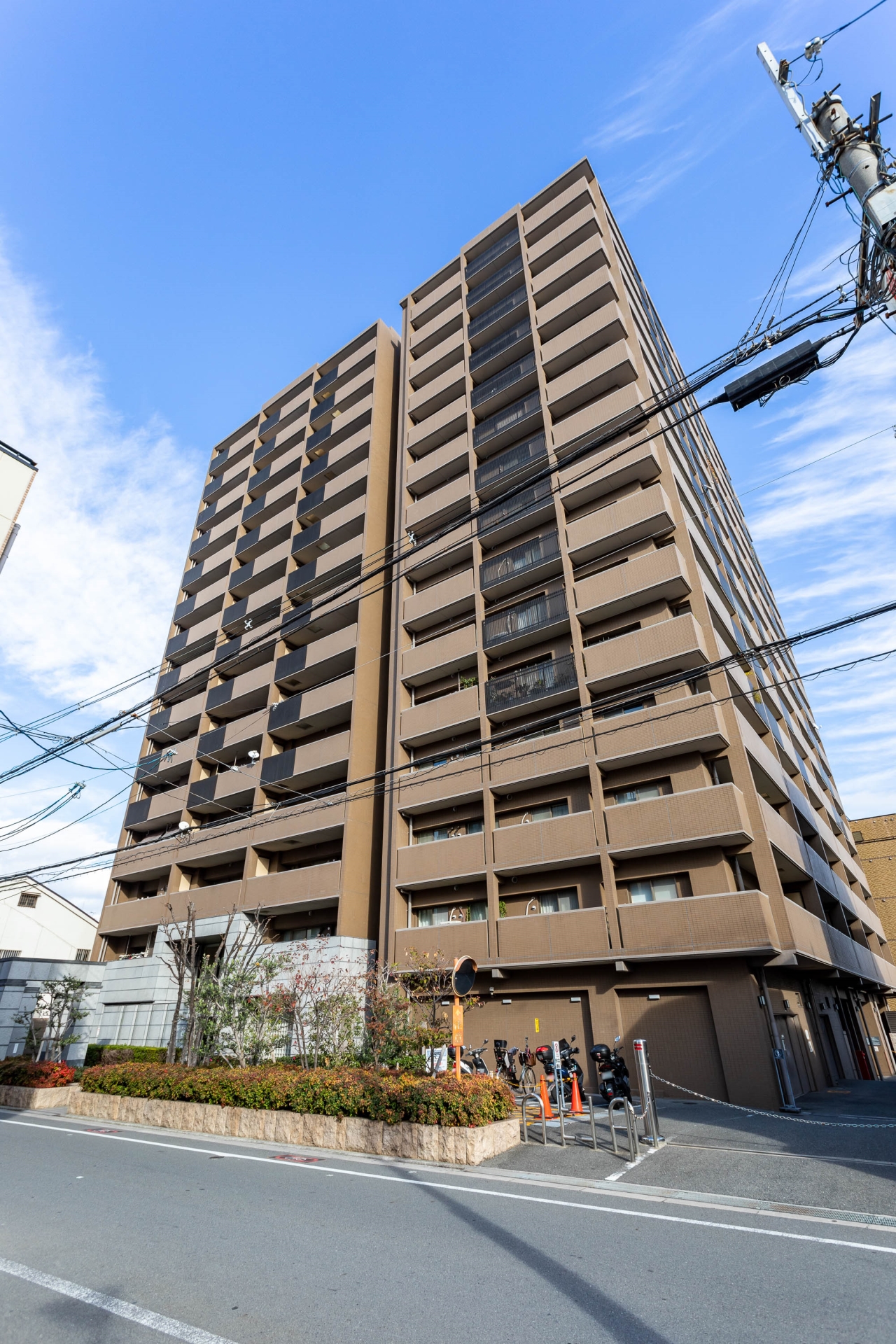 【外観】総戸数129戸！「鶴橋」駅最寄りの大規模分譲マンションになります。(2023年12月撮影)