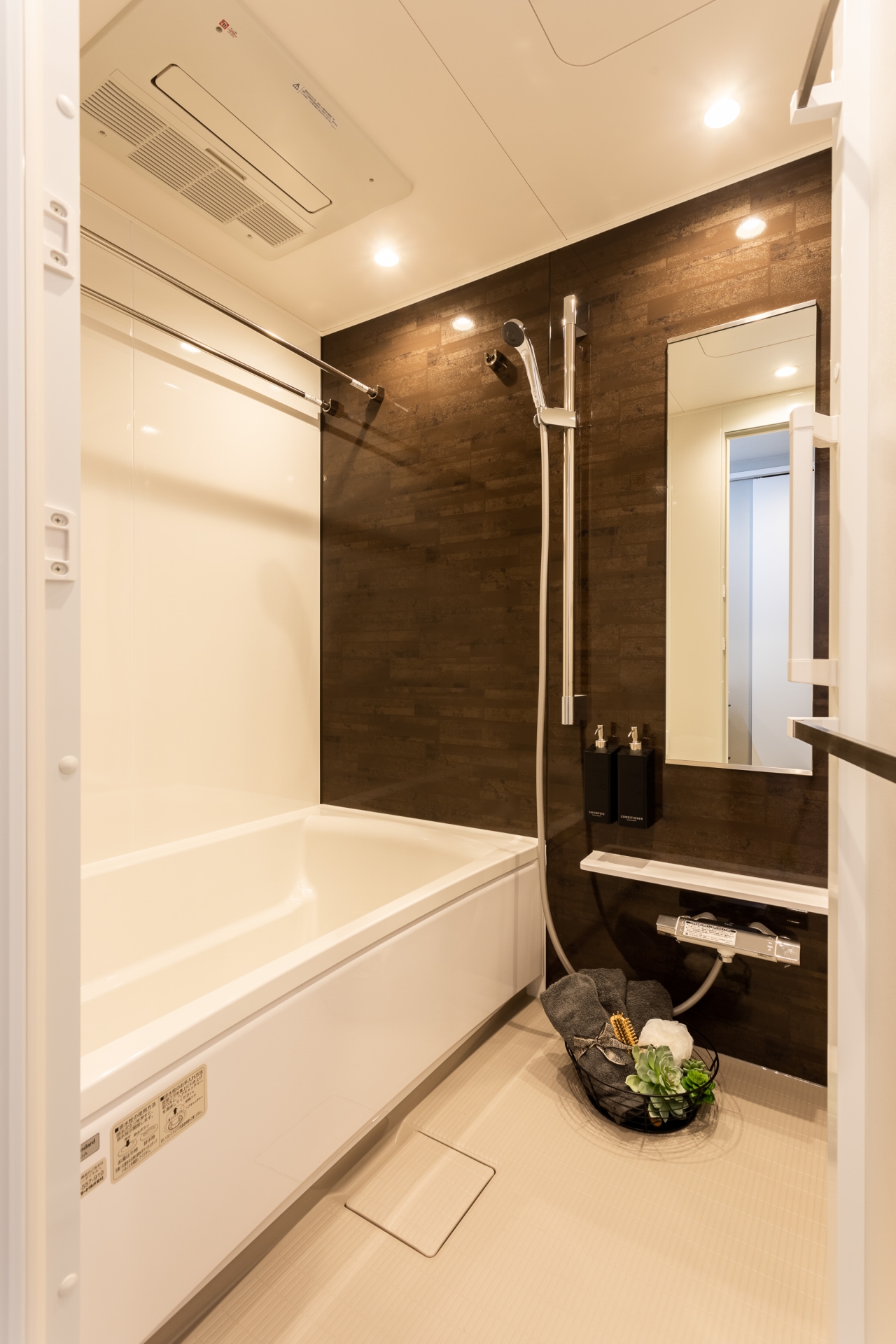 【浴室】カビが発生しづらくお手入れ簡単なホーロークリーン浴室を採用。(2023年12月)