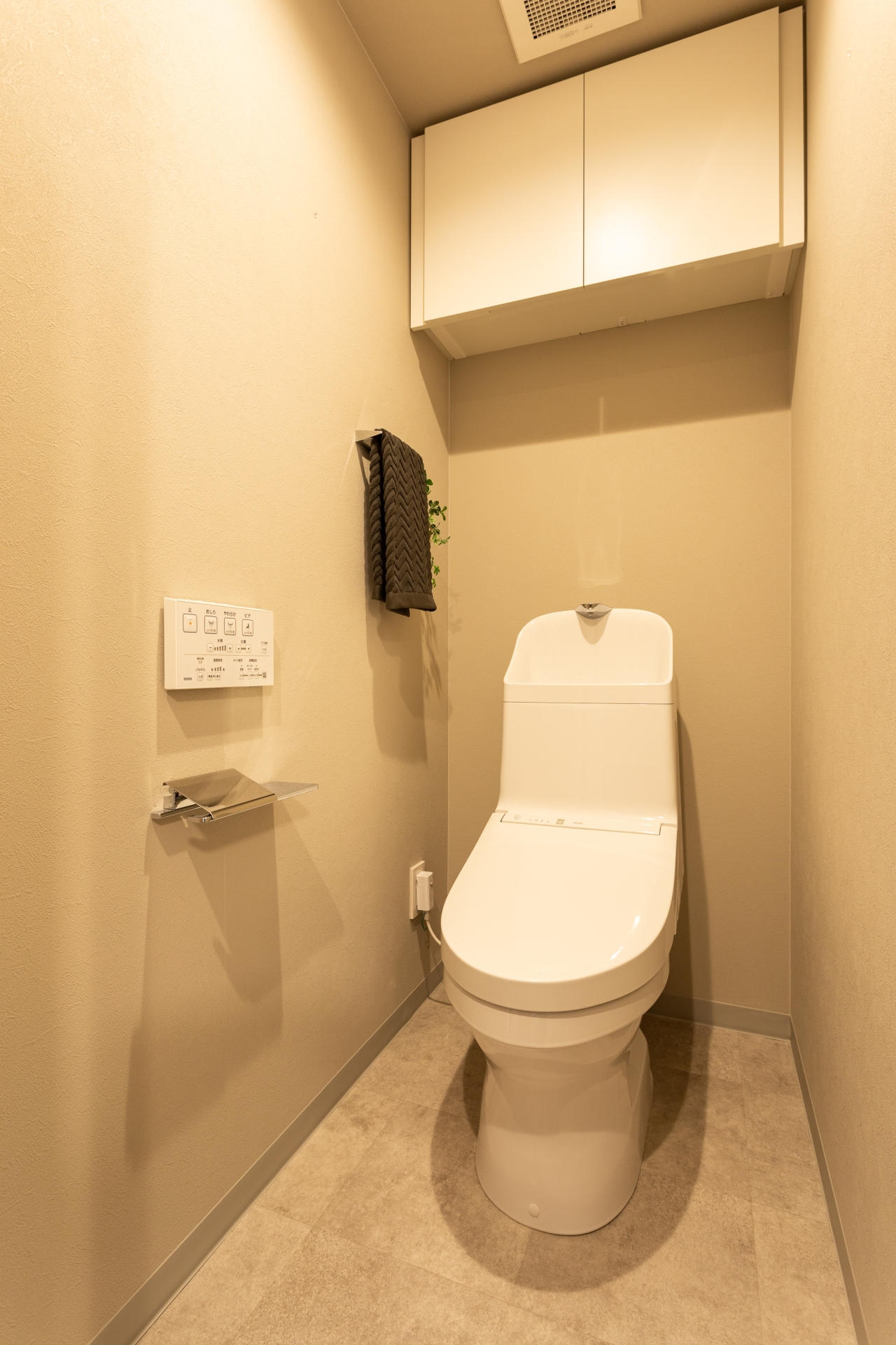 【トイレ】温水洗浄便座付トイレ。上部には扉付きの収納スペースを設置しております。(2023年12月)