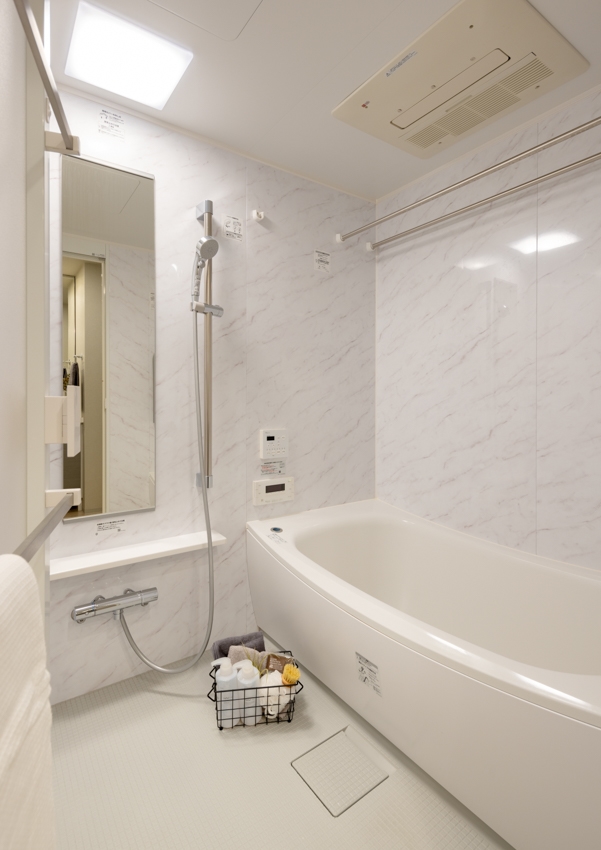 【浴室】1418サイズの浴室。水栓は新規交換しております(2024年1月)