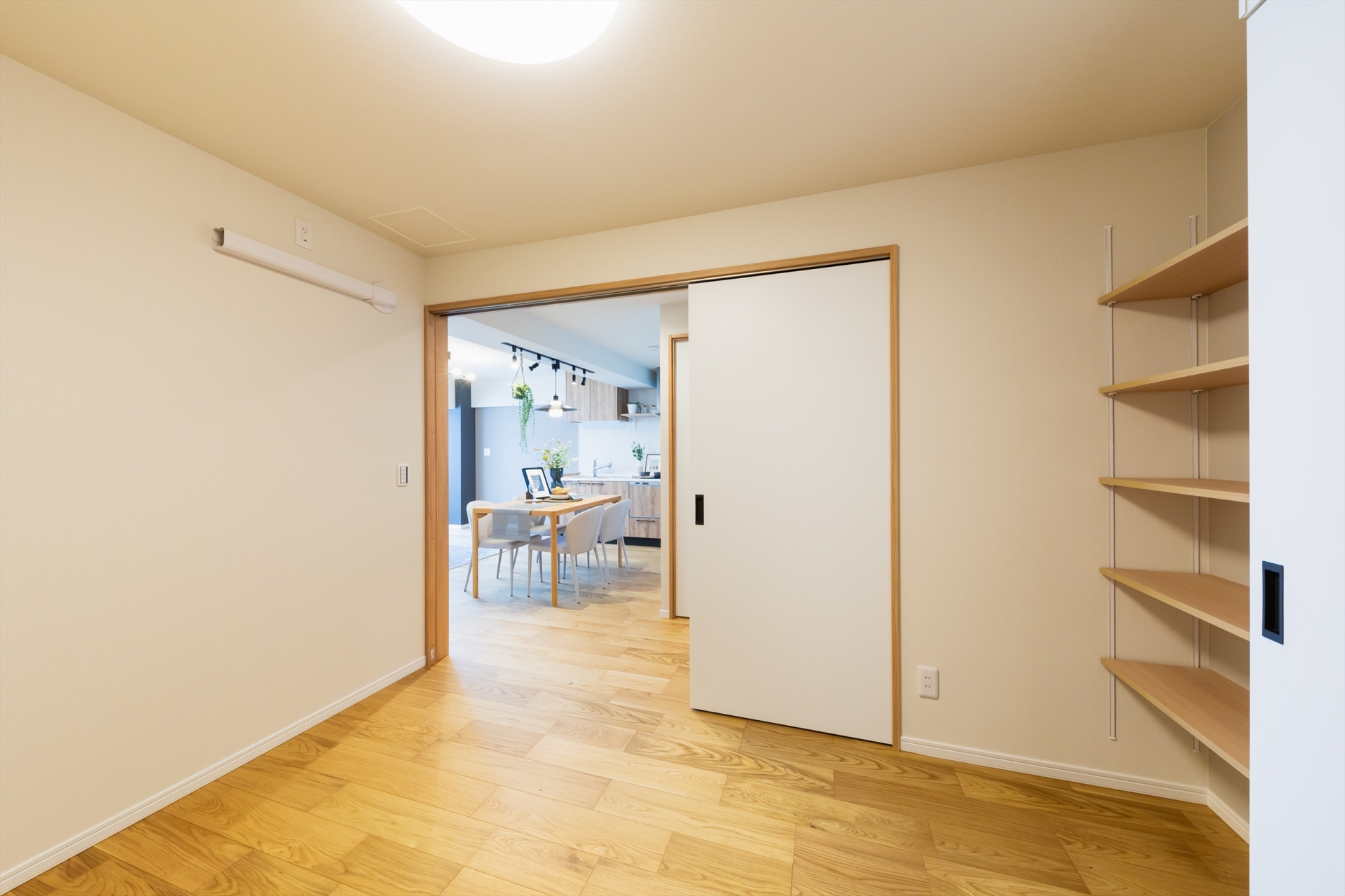 【居室】LDに隣接した洋室(2)は引き戸の為、開けることでより開放的な空間になります。(2023年7月)