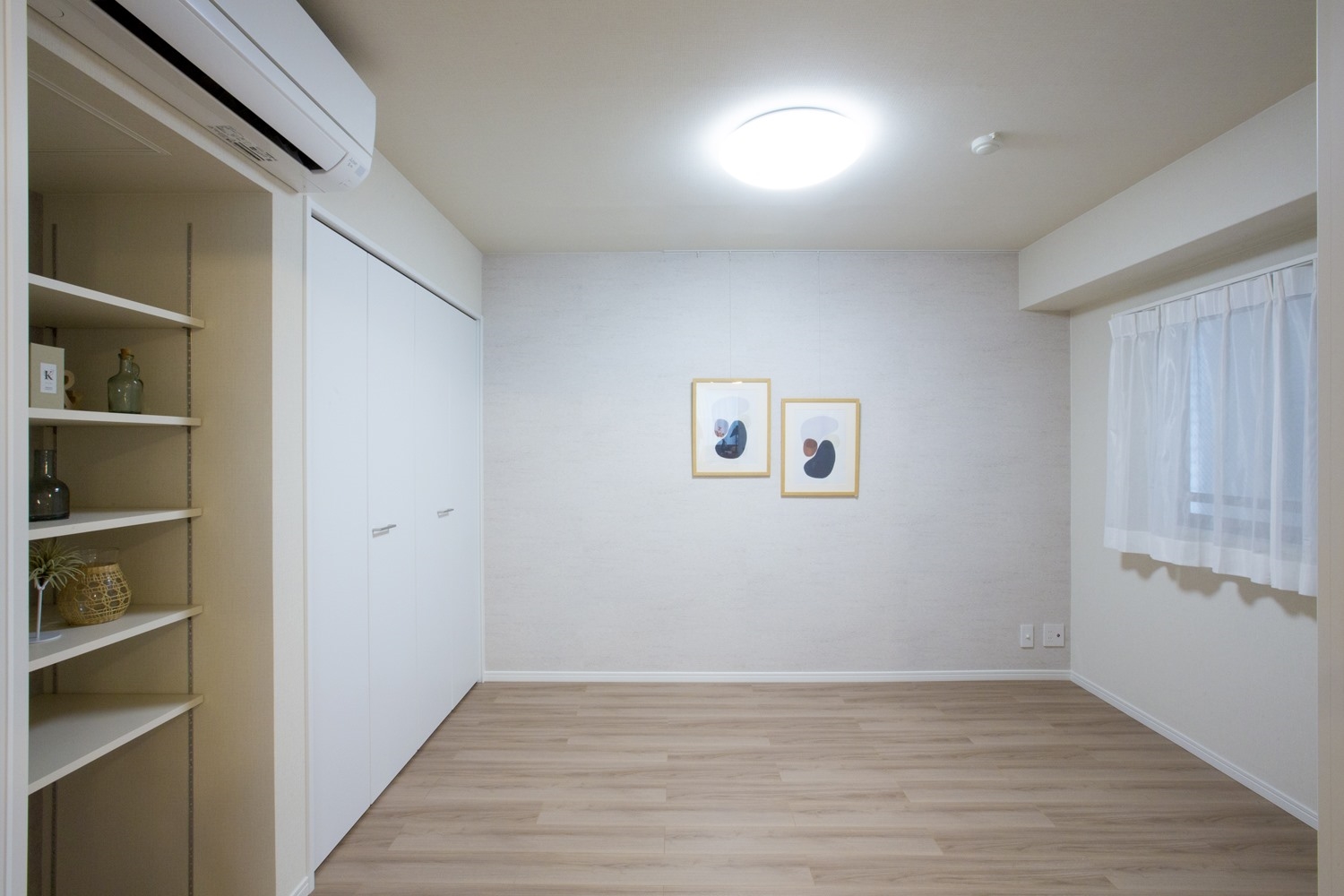 【居室】空間を引き立てる明るくシンプルで洗練されたカラーコーディネート。(2023年7月)
