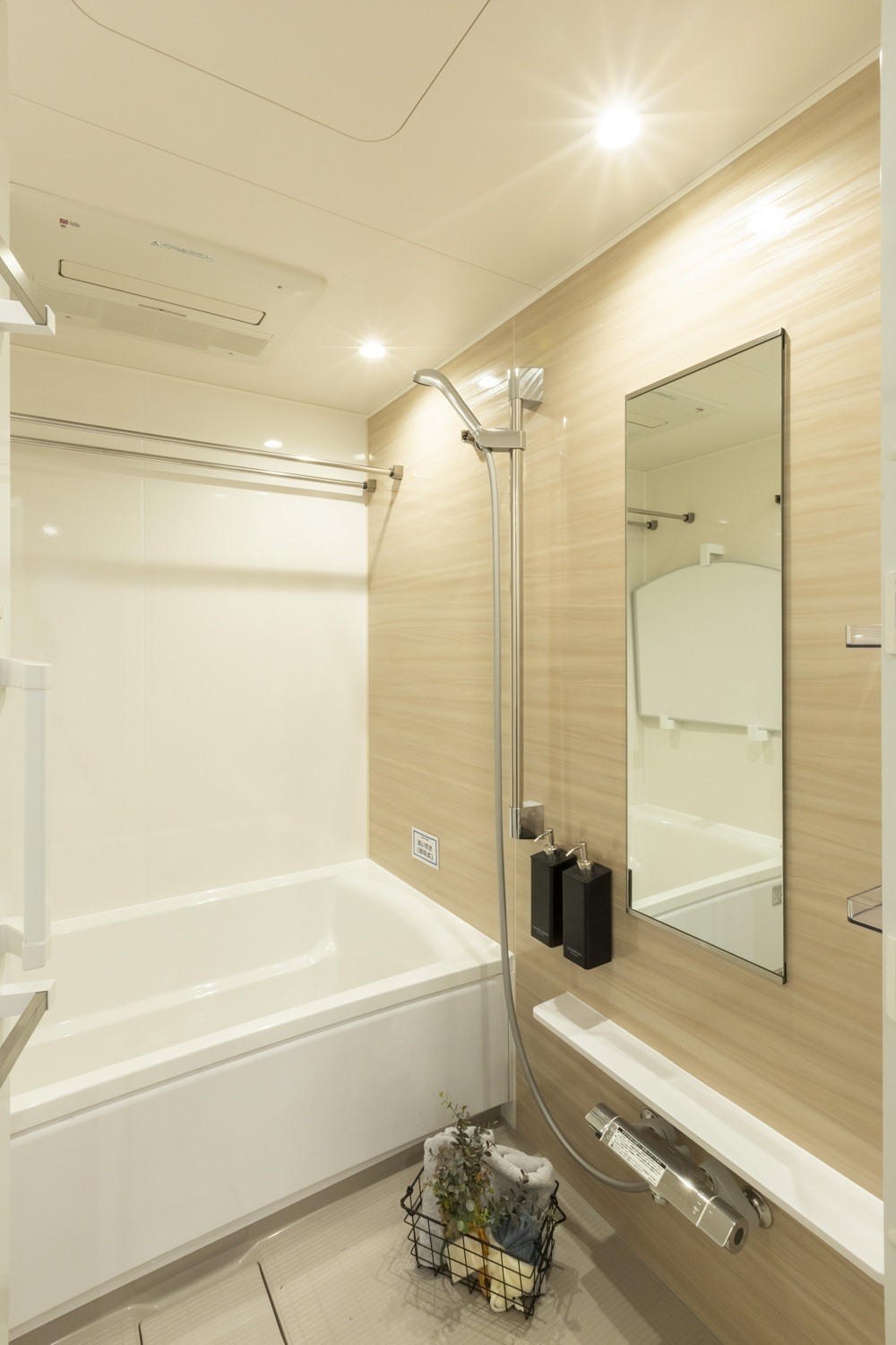 【浴室】浴室　ホーロークリーン浴室パネルは普段のお手入れは入浴後にシャワーで流すだけ簡単です。(2023年11月)