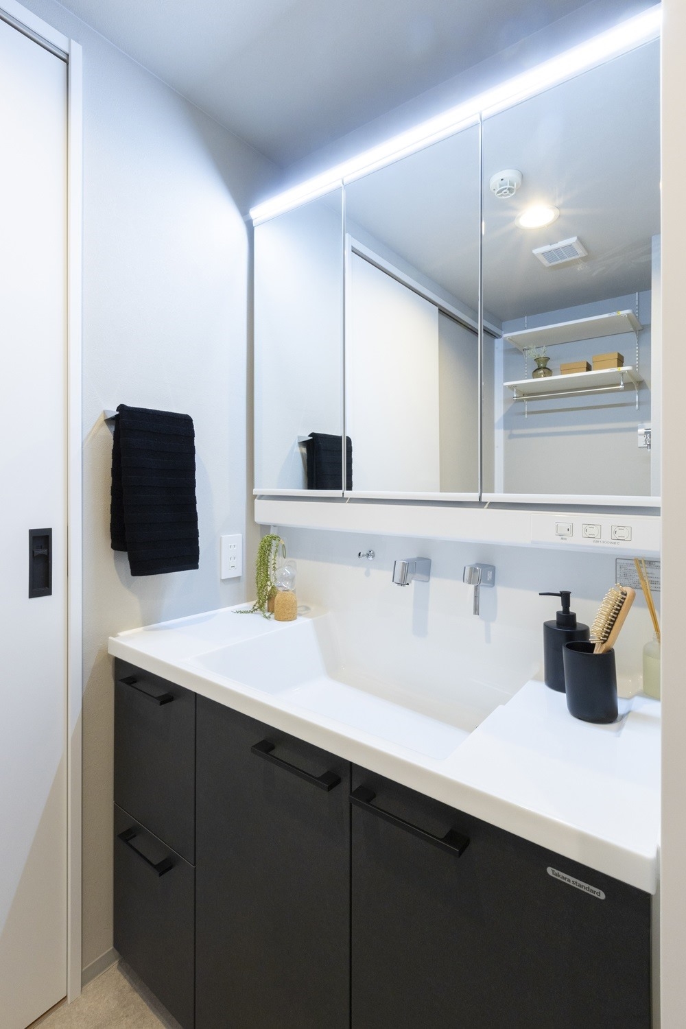 【洗面台・洗面所】3面鏡の後ろと洗面台下に収納スペースをご用意。シャワー付き水栓を採用。(2023年11月)