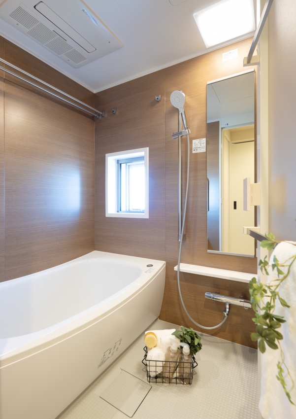 【浴室】お風呂にも窓が。換気もできてからっと気持ちの良い空間へ。(2023年12月)
