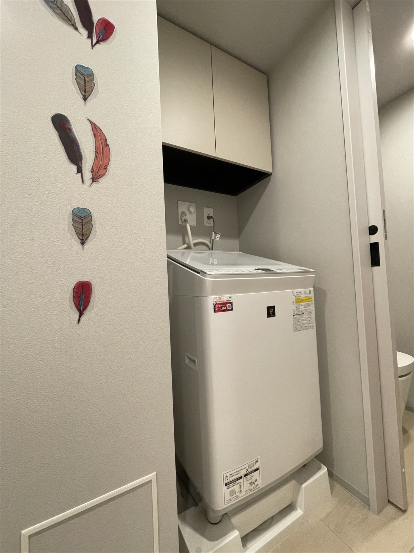 【洗面台・洗面所】建具までなじみの良いグレージュカラーで汚れが目立たず清潔に。(2023年12月)