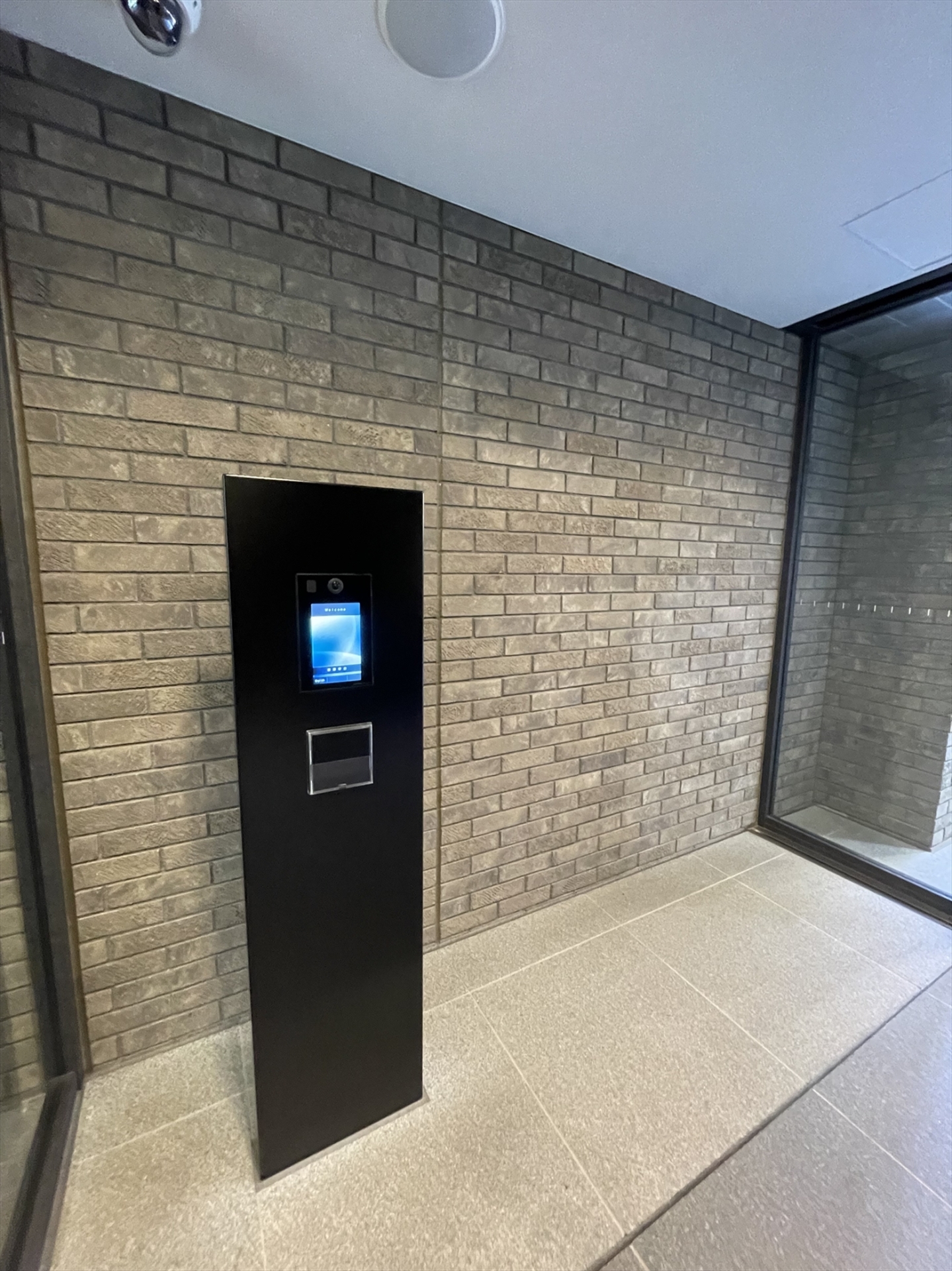 【エントランス】モニター付きオートロックで安心のセキュリティ。(2023年12月)