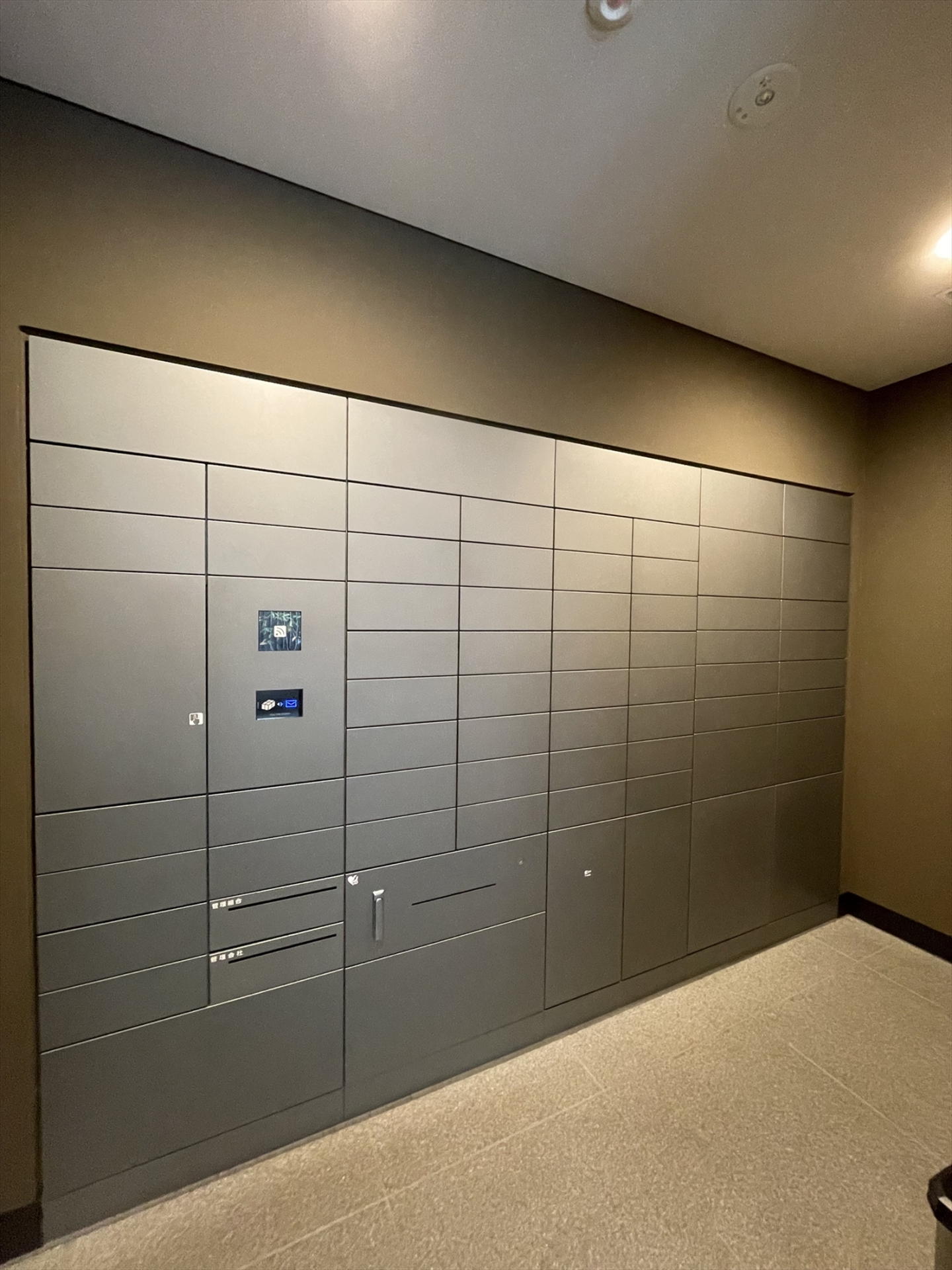 【その他共用部】ご不在時のお荷物受け取りに便利な宅配ボックス。(2023年12月)