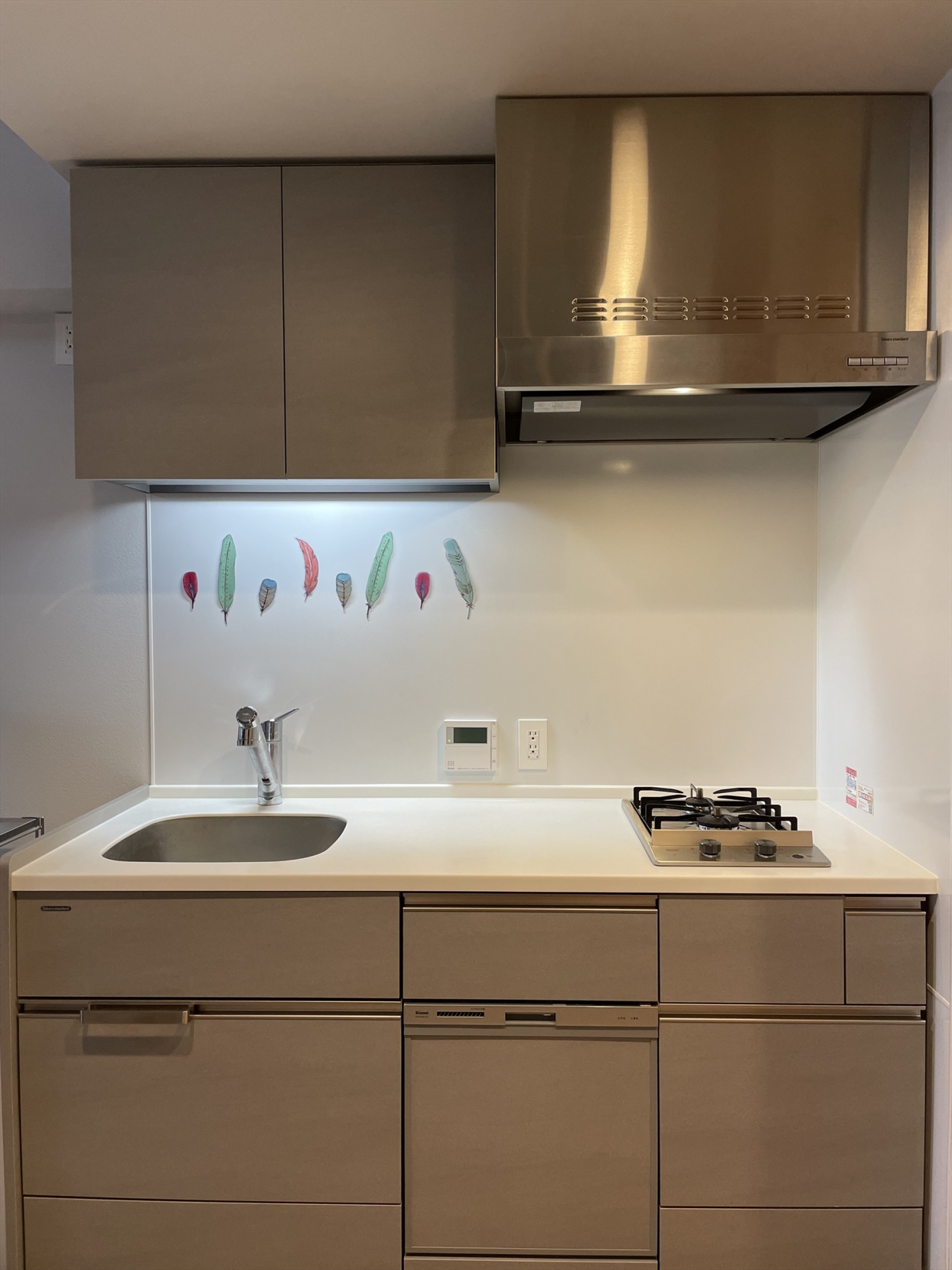 【キッチン】右側の壁はホーローパネル。お手入れ楽々、マグネットですっきり収納。(2023年12月)