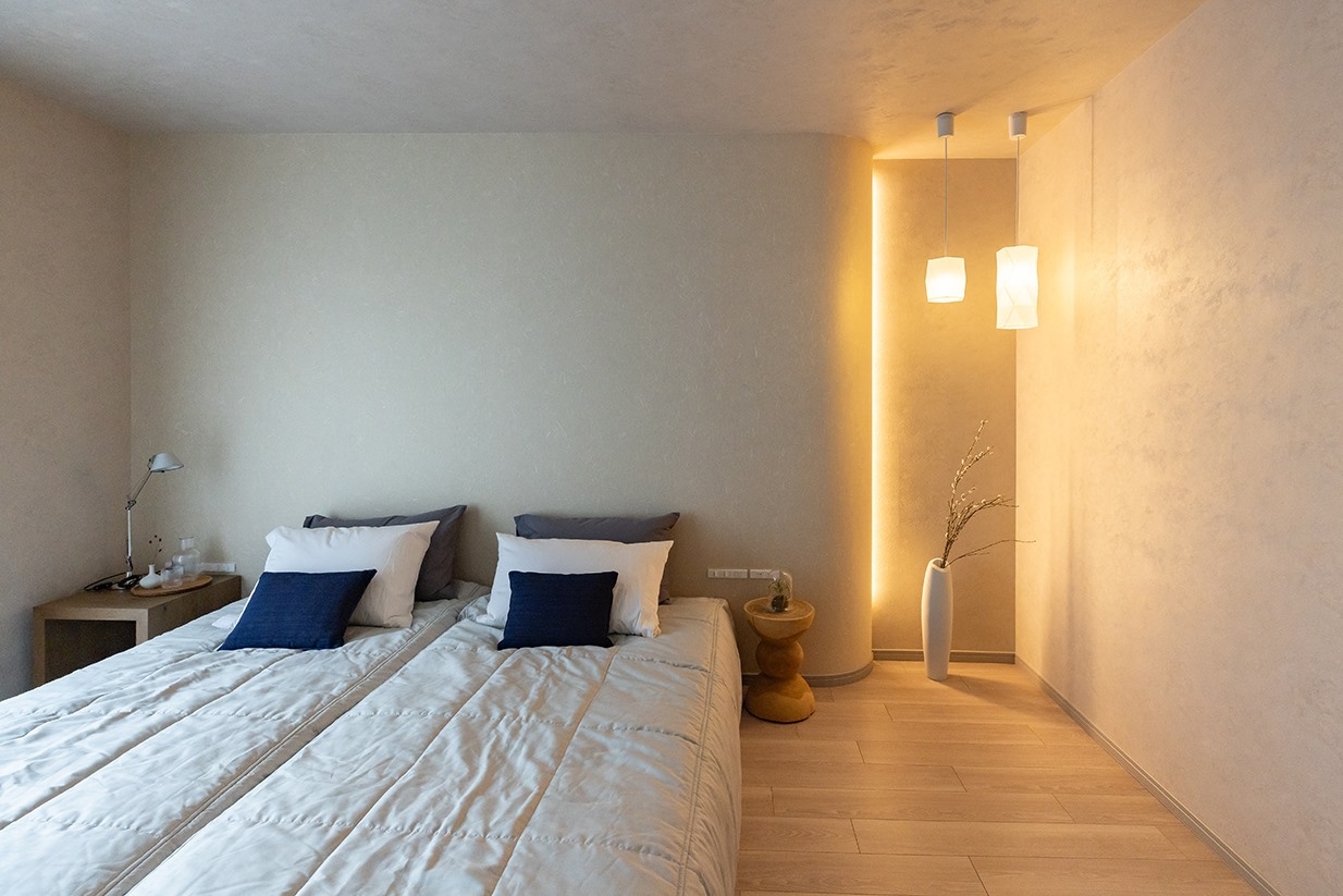 【居室】洋室（１）約9.8帖の広さを確保した主寝室。和紙クロスと間接照明が柔らかな陰影を生み出します。(2025年7月)