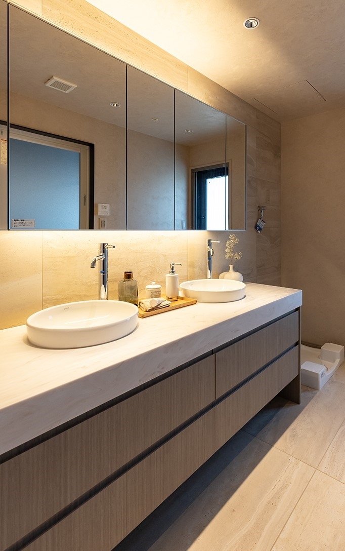 【洗面台・洗面所】二人並んで使える実用性とミラーに隠された照明設計が洗練された空間を演出。(2026年1月)