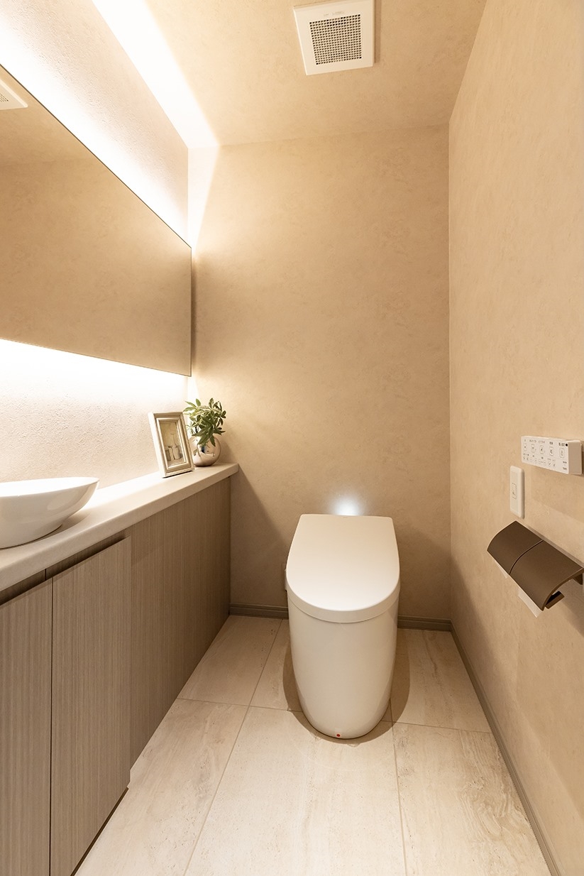 【トイレ】温水洗浄便座付トイレ。収納スペースを設置。トイレットペーパーや掃除用品の収納が可能です。(2025年7月)