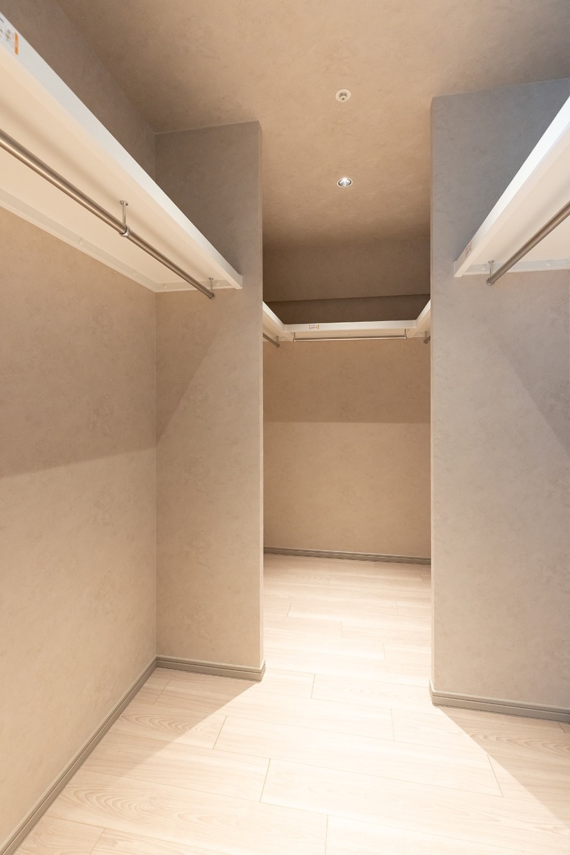 【収納】洋室と廊下から出入りできる便利なウォークスルクロゼットです。(2025年7月)