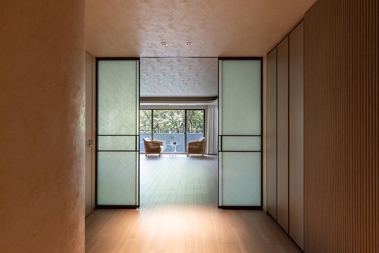 【リビング】玄関を開けると和紙調の布をガラスに挟んだ襖のような趣が漂うリビングドア。(2025年7月)