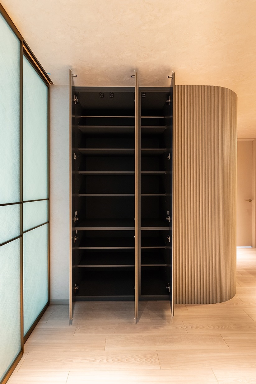 【収納】廊下収納。家族の物をしまう場し所。毎日使う物やLDで使用する物をココにまえばLDがすっきりします。(2025年7月)