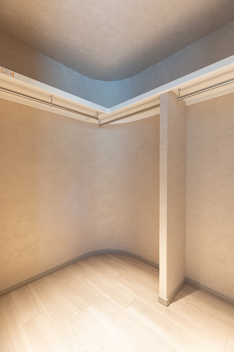 【収納】洋室（１）ウォークインクロゼット。ハンガーパイプに加え上部には枕棚を設置。(2025年7月)