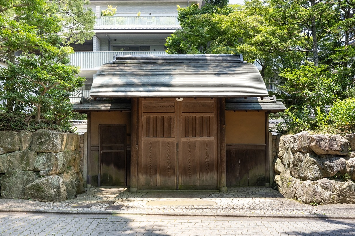 【外観】旧東山荘の保存門(2025年7月)