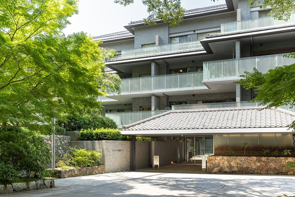 【外観】京格子の造作が印象的な一文字瓦葺のエントランス(2025年7月)