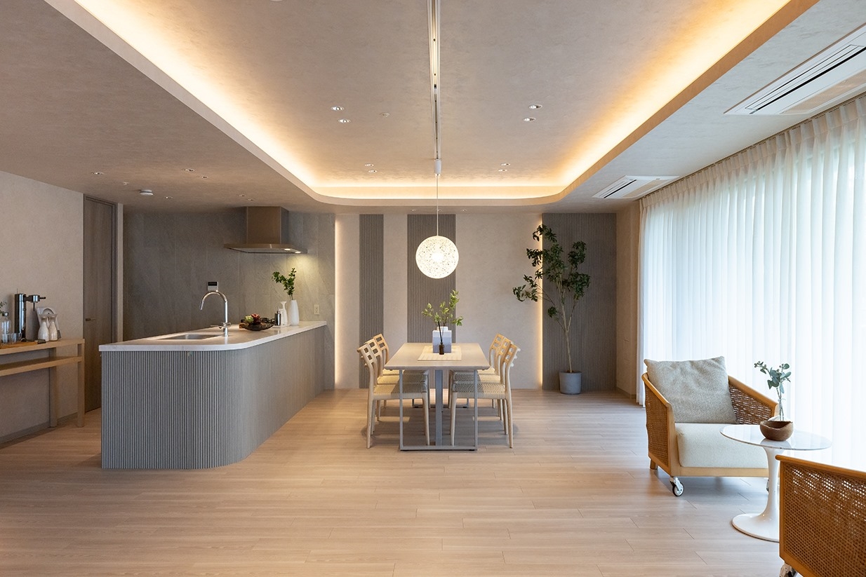 【リビング】グレージュのワントーンで統一。ホテルライクなモダンさの中にさりげなく和の趣を感じていただけます。(2025年7月)