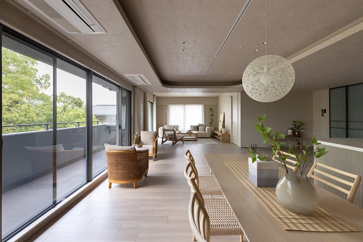 【リビング】LDには床暖房を装備。エアコンだけだと冷えがちな足元からお部屋全体を暖めてくれます。(2025年7月)