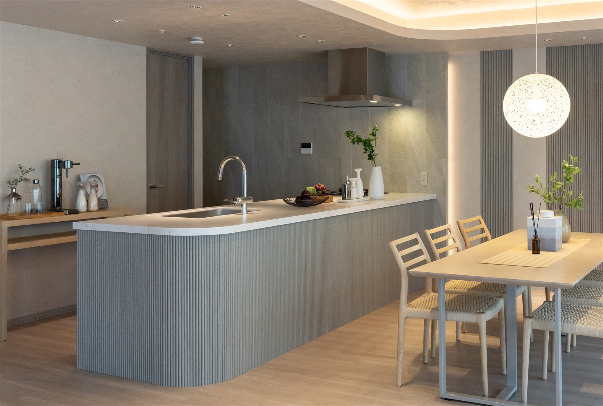 【キッチン】約3.5ｍ幅の存在感あるオーダーキッチン。(2025年7月)