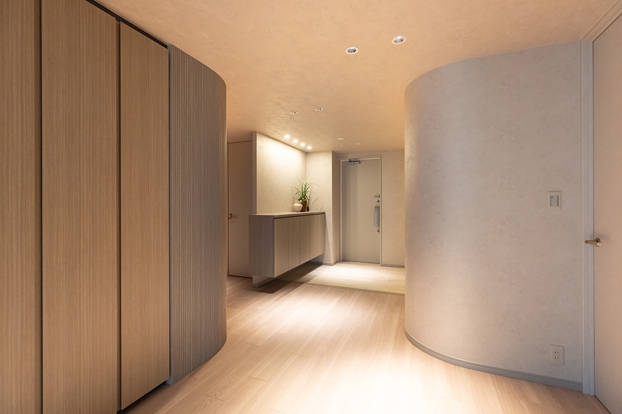 【玄関】ゆとりあるホールのような豊かな玄関空間を実現しています。(2025年7月)