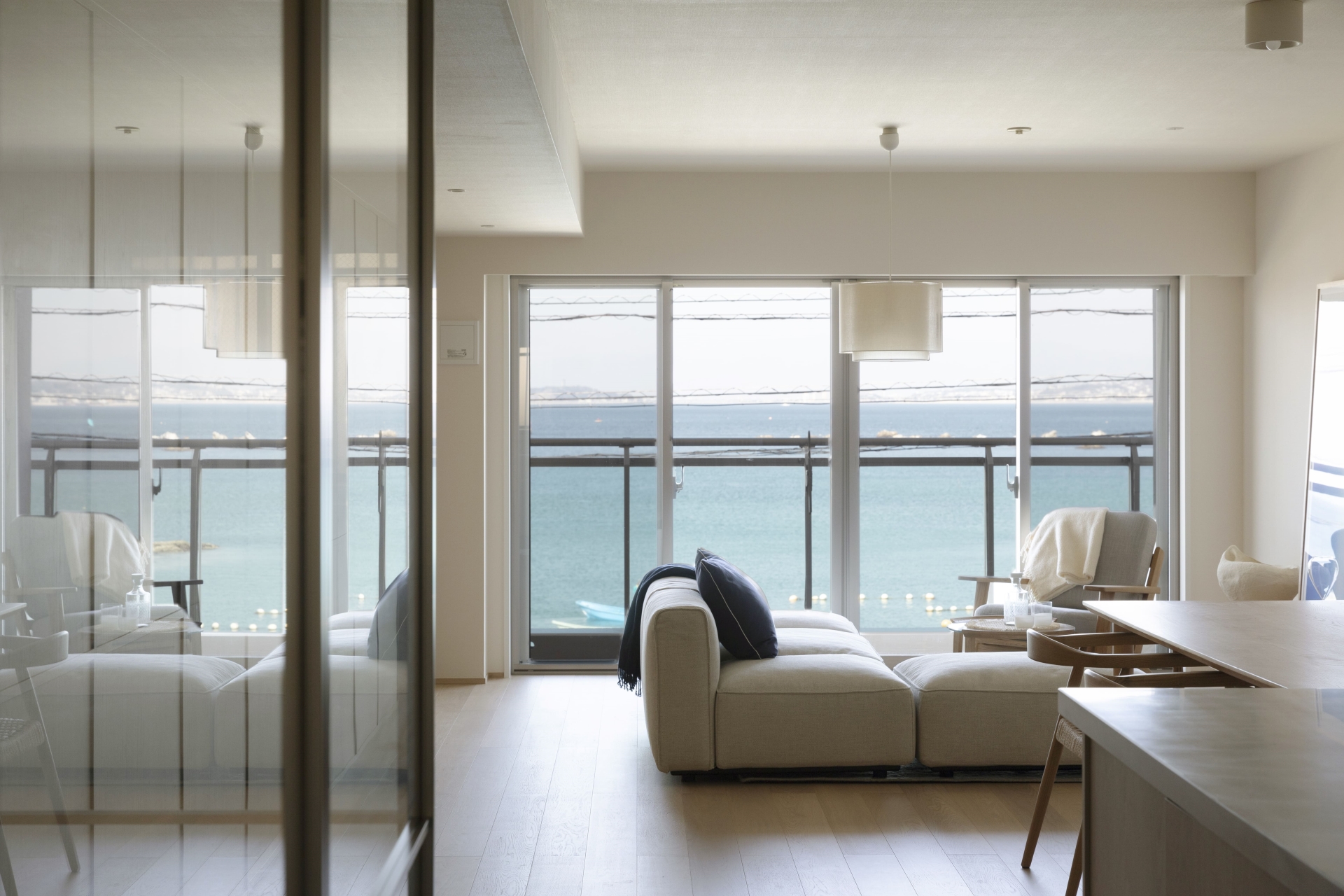 【リビング】窓の外には青い海が広がります。(2026年3月)