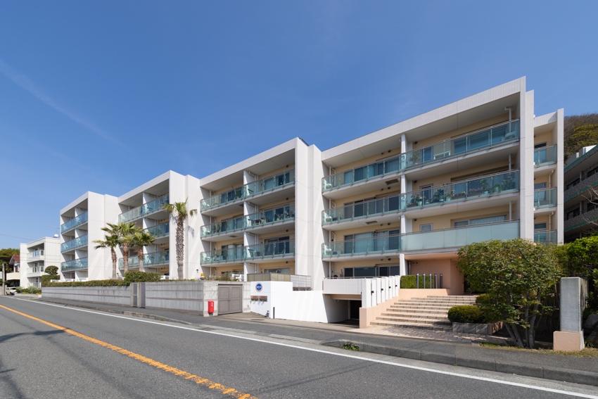 【外観】海に映える白色で綺麗に管理されています。(2026年3月)