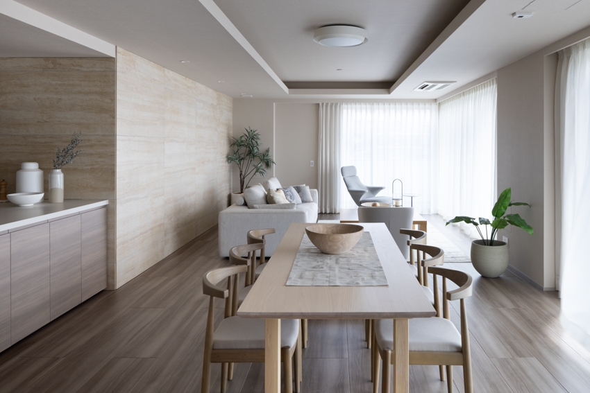 【リビング】南・東２面採光・約33.3畳のリビング・ダイニング・キッチン(2026年2月)