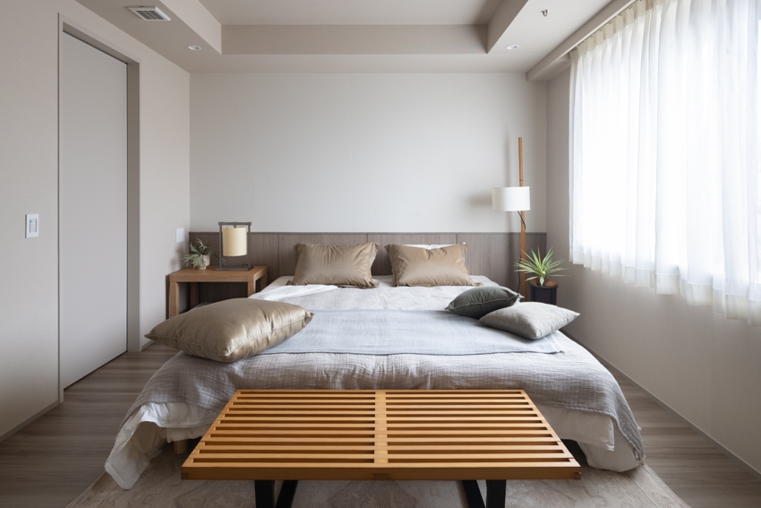 【居室】約10.1畳の洋室（１）。床暖房・エアコン付き。(2026年2月)