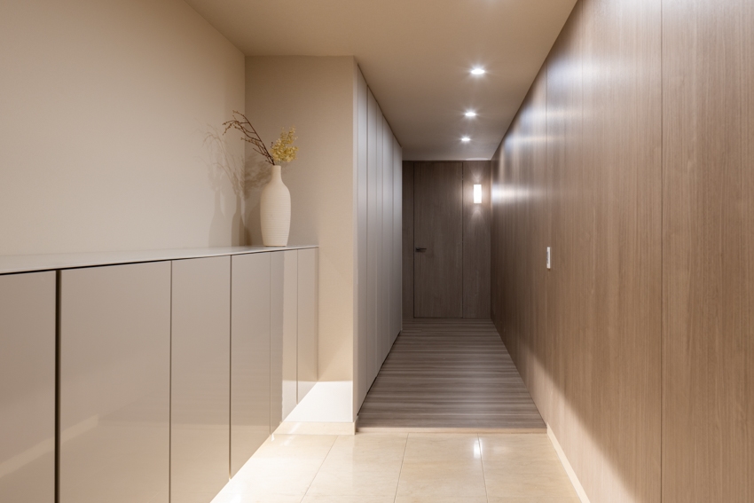 【玄関】収納豊富な玄関。グレージュトーンで仕上げた内装で家族・ゲストを優しくお出迎え。(2026年2月)