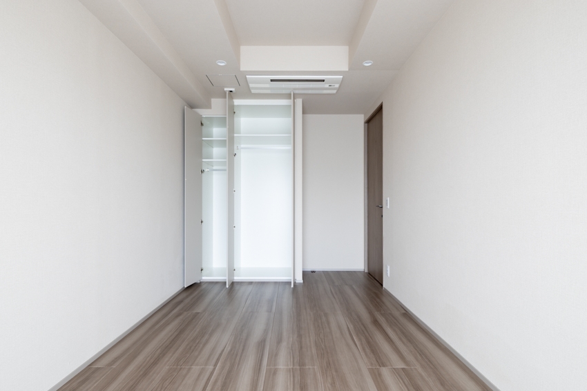 【居室】約7.7畳の洋室（２）。全居室クロゼット完備。(2026年2月)