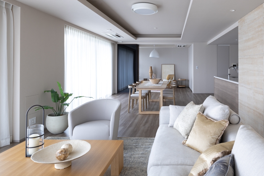 【リビング】南・東２面採光・約33.3畳のリビング・ダイニング・キッチン(2026年2月)