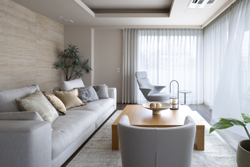 【リビング】南・東２面採光・約33.3畳のリビング・ダイニング・キッチン(2026年2月)