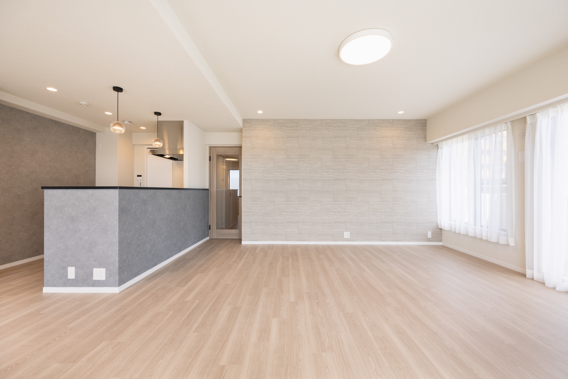 【リビング】約22.8畳のLDK。東南角住戸のため明るく開放感があります。(2025年8月)