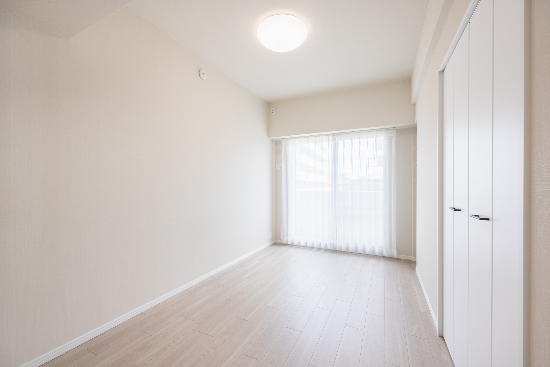 【居室】約6畳の洋室(2)。収納はファミリークロゼットに繋がっています。(2025年8月)