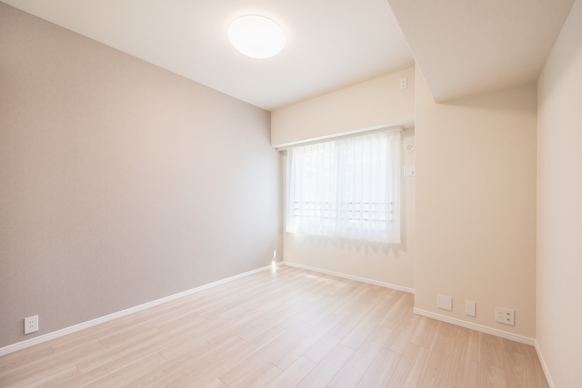 【居室】約7.2畳の洋室(3)。ダブルベッドも余裕で配置でき、主寝室におすすめです。(2025年8月)