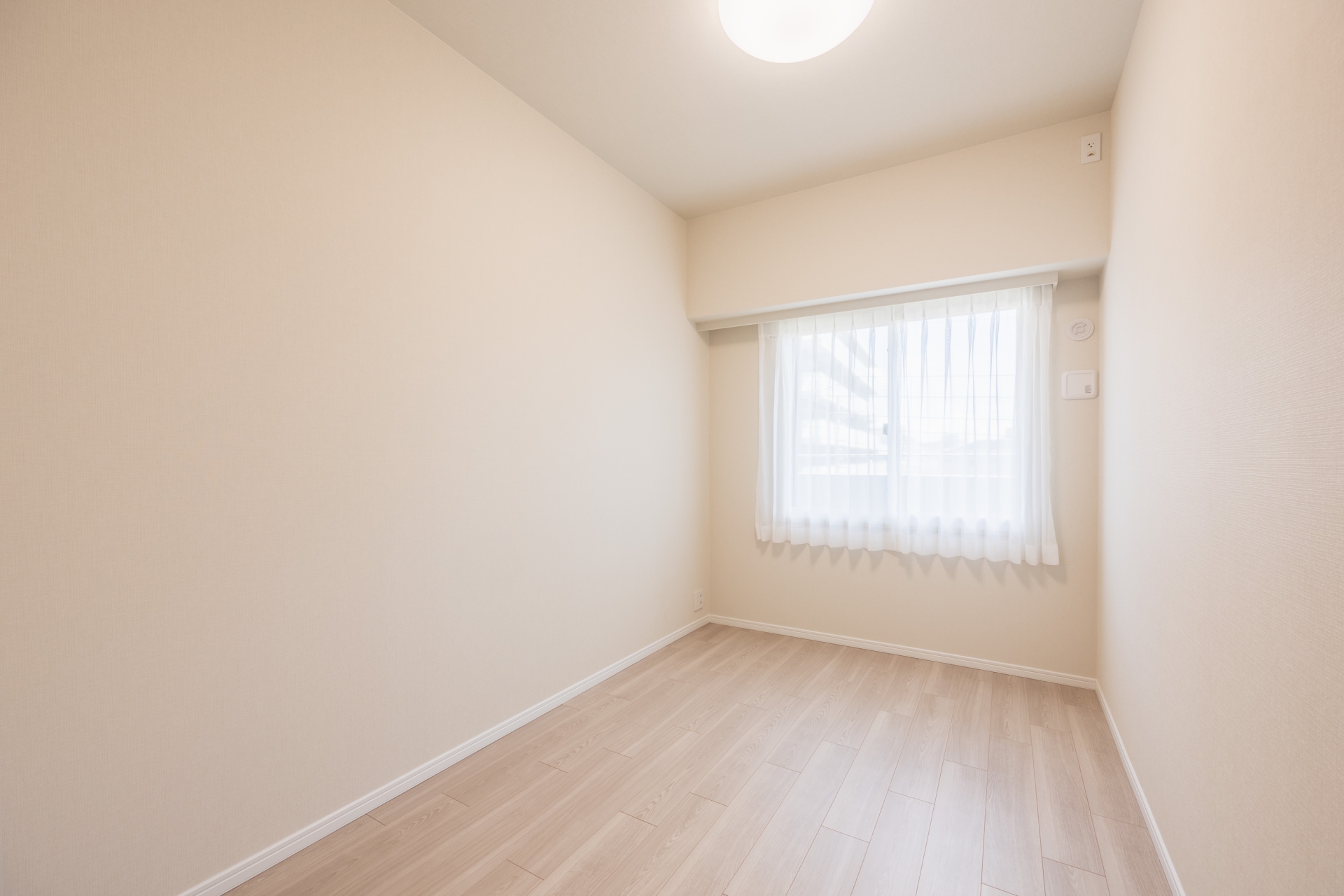 【居室】約5畳の洋室(3)。柱がなくベッドやデスクが配置しやすい洋室です。(2025年8月)