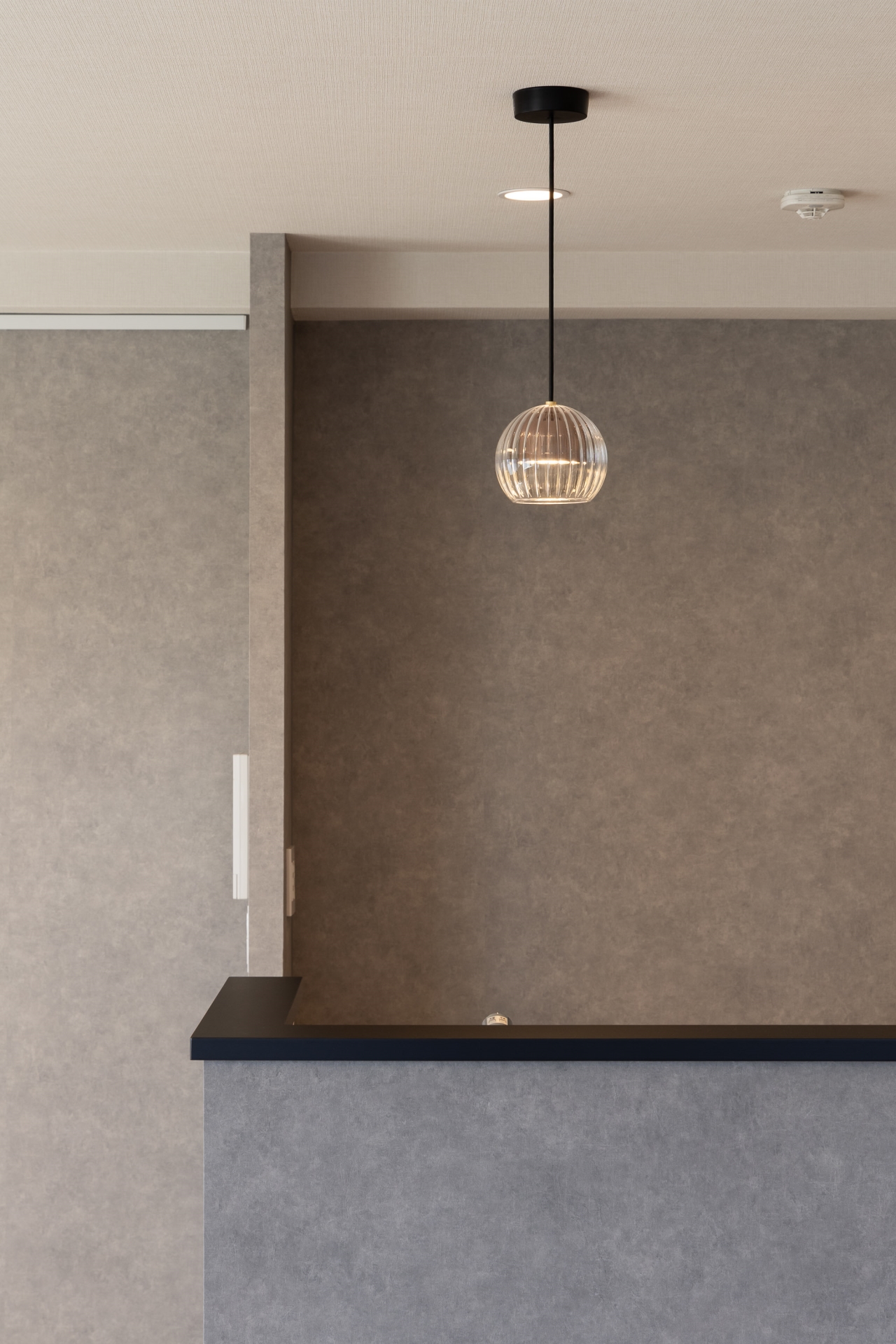 【キッチン】キッチン上ペンダント付。リビング全体の雰囲気とコーディネートしたオシャレな照明です。(2025年8月)