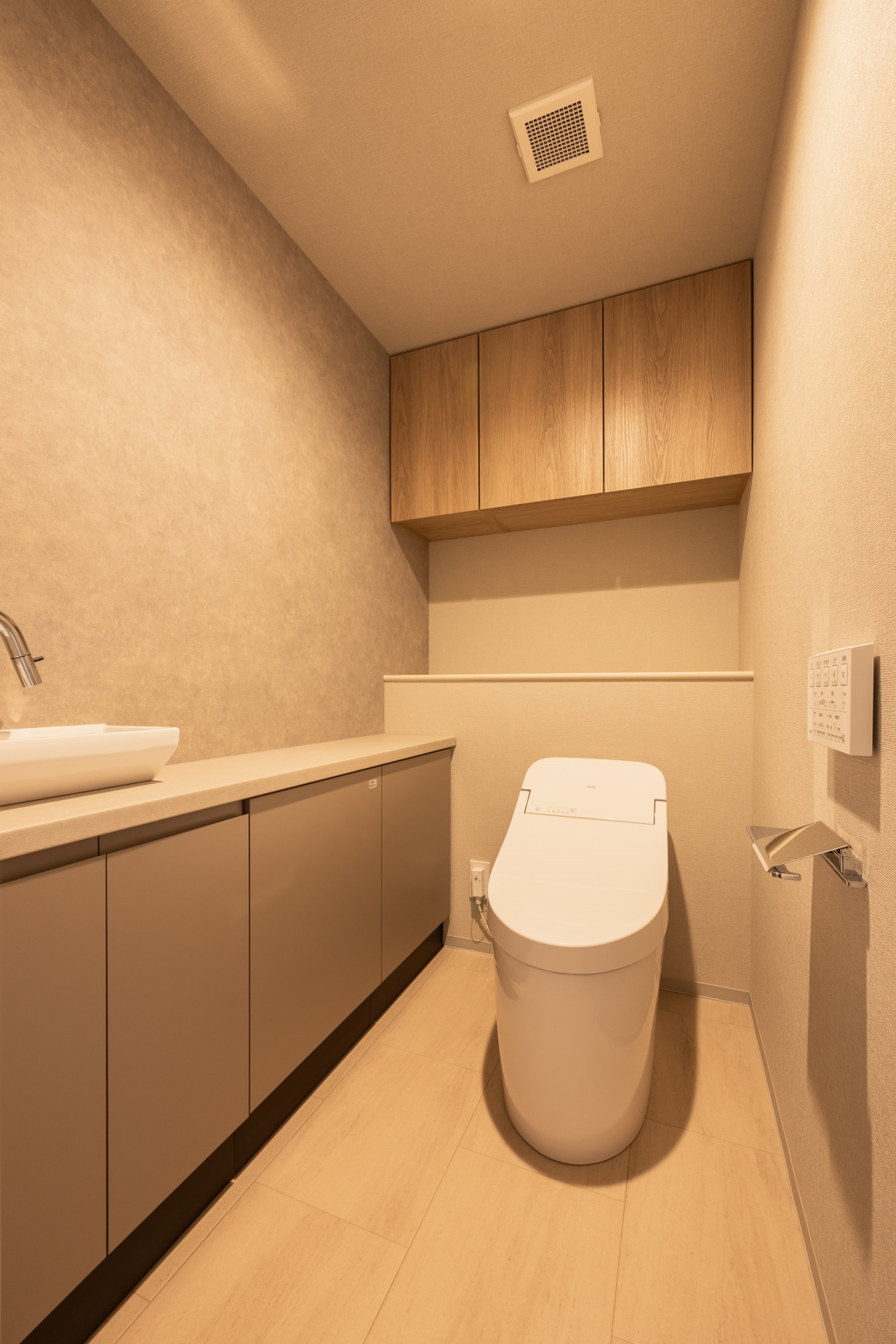 【トイレ】トイレ：タンクレス・手洗いカウンター付。収納も多く整理しやすい空間です。(2025年8月)