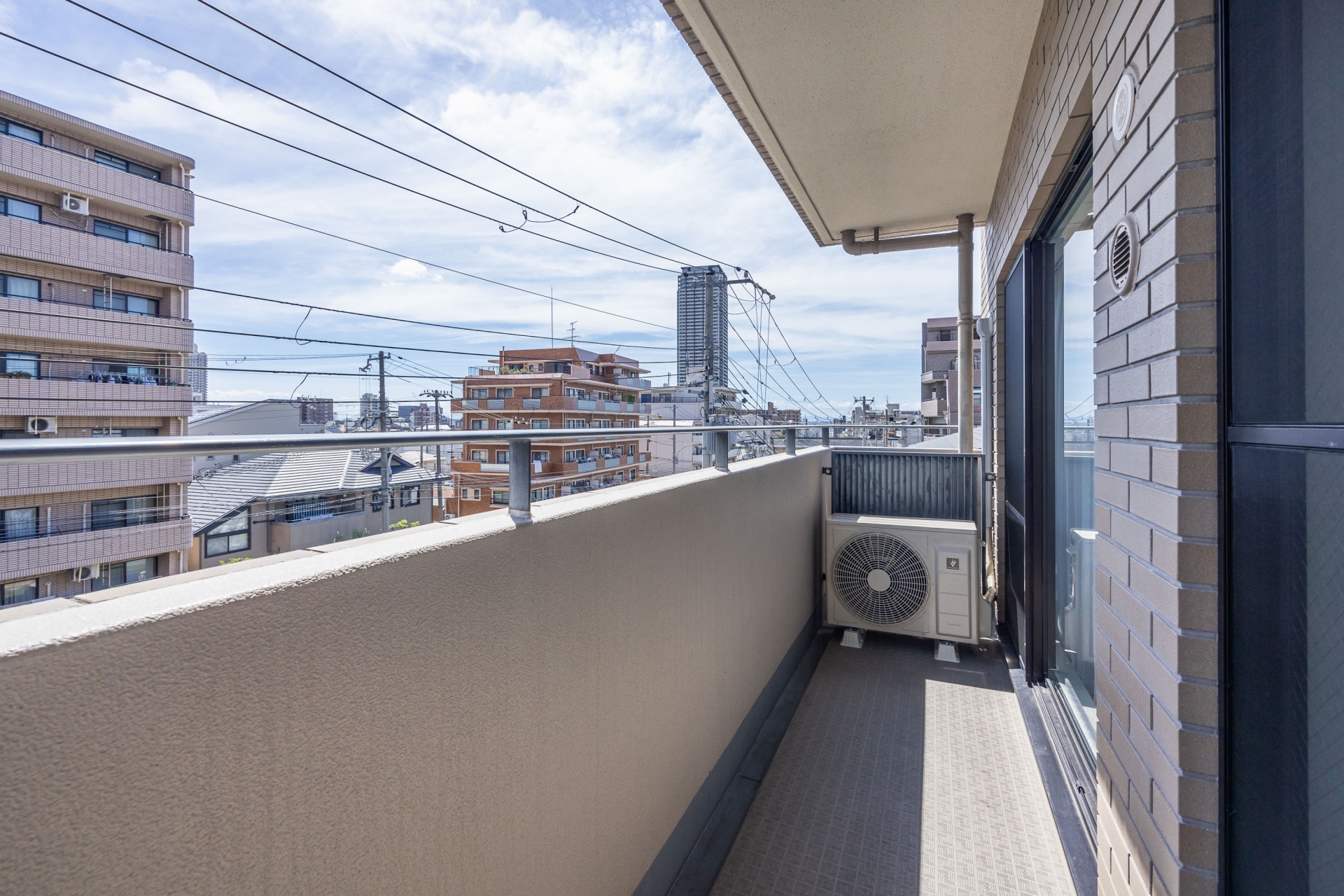 【バルコニー】バルコニー、東南方向の眺望。前面は通りですぐに建物がないため、明るく日当たりも良好です。(2025年8月)