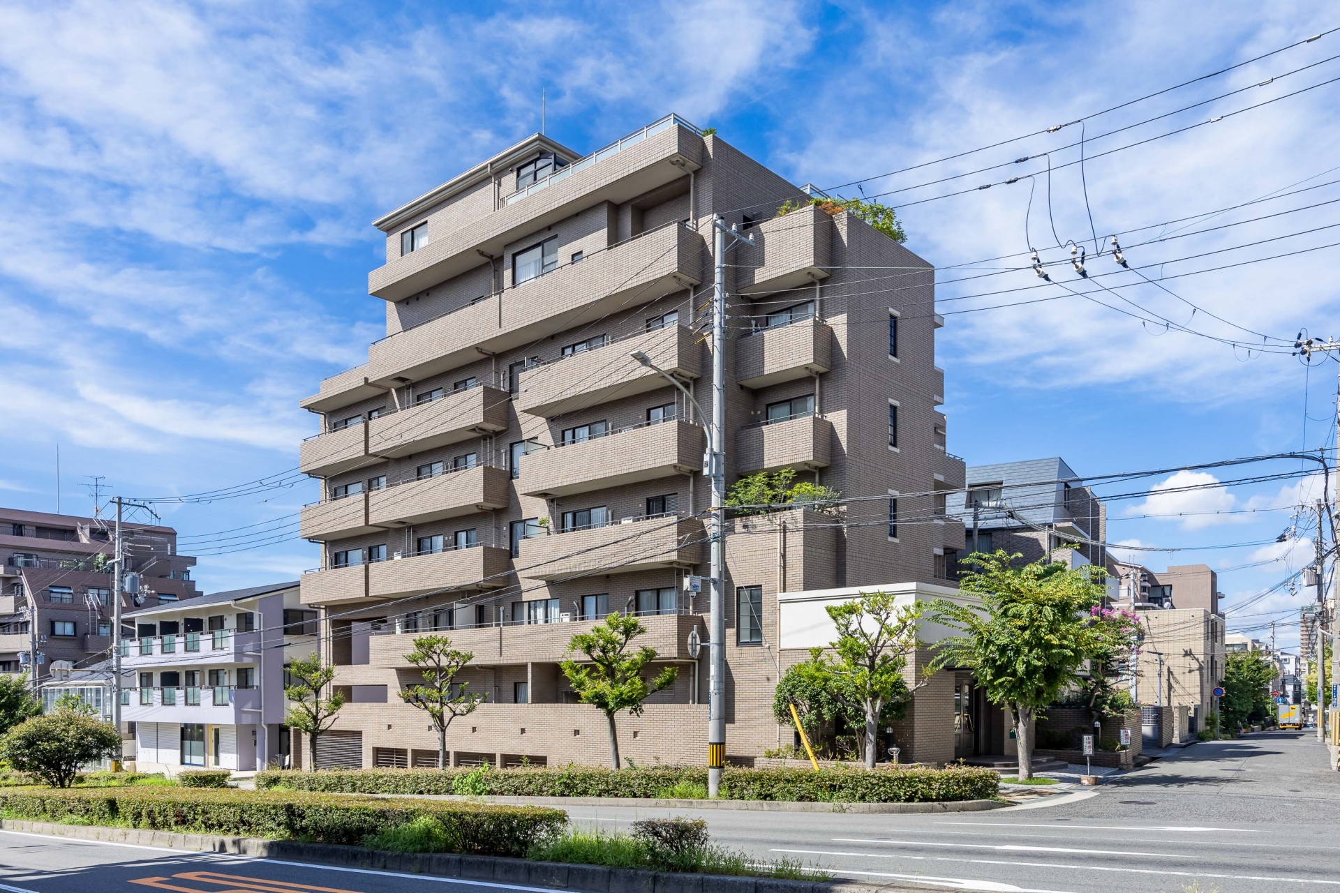 【外観】総戸数20戸、地上7階建て。地下駐車場はシャッターゲート完備で防犯面も安心です。(2025年8月)