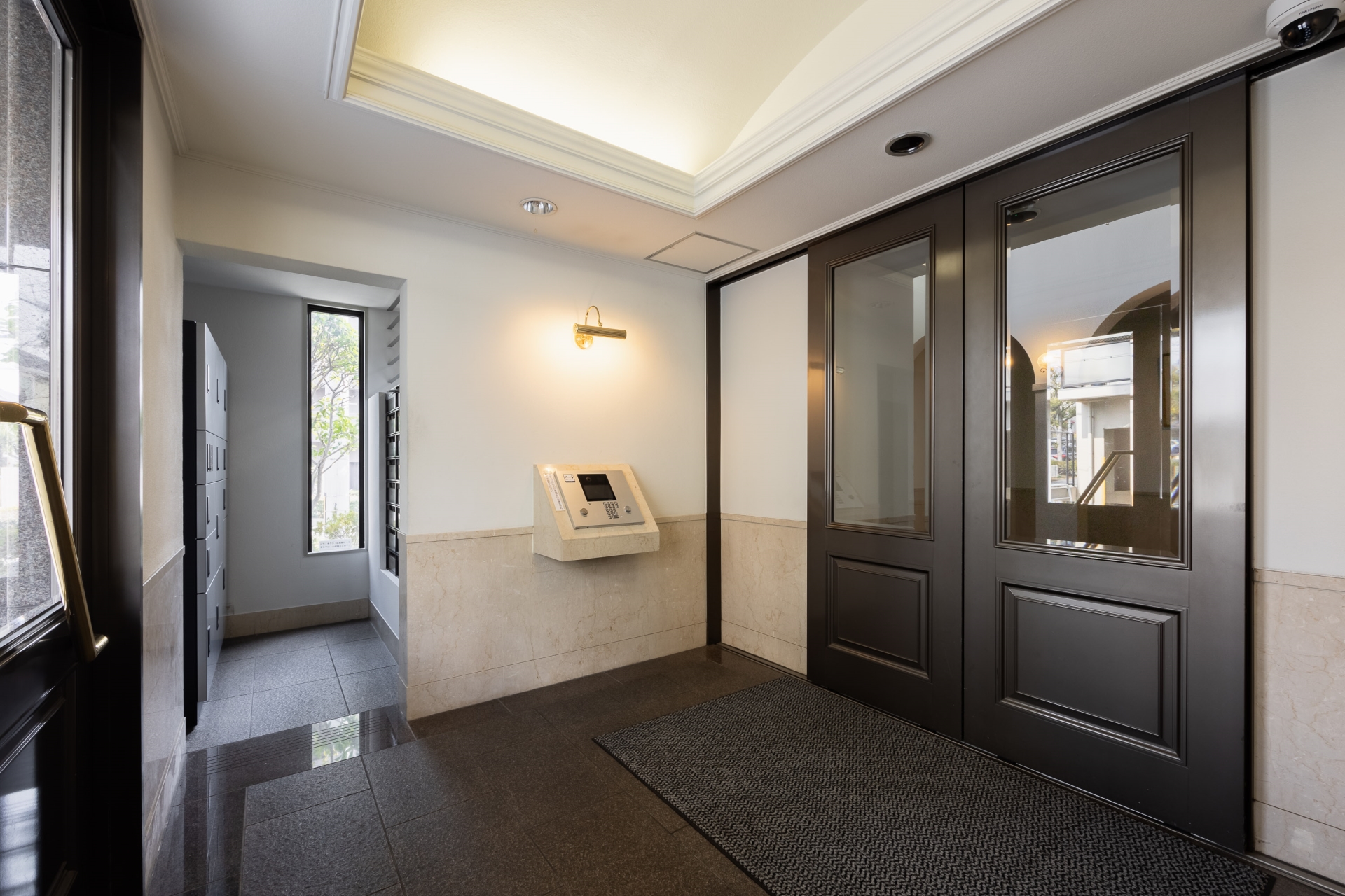 【エントランス】モニター付オートロック・防犯カメラ完備で防犯面も安心。宅配ボックスもあります。(2026年1月)