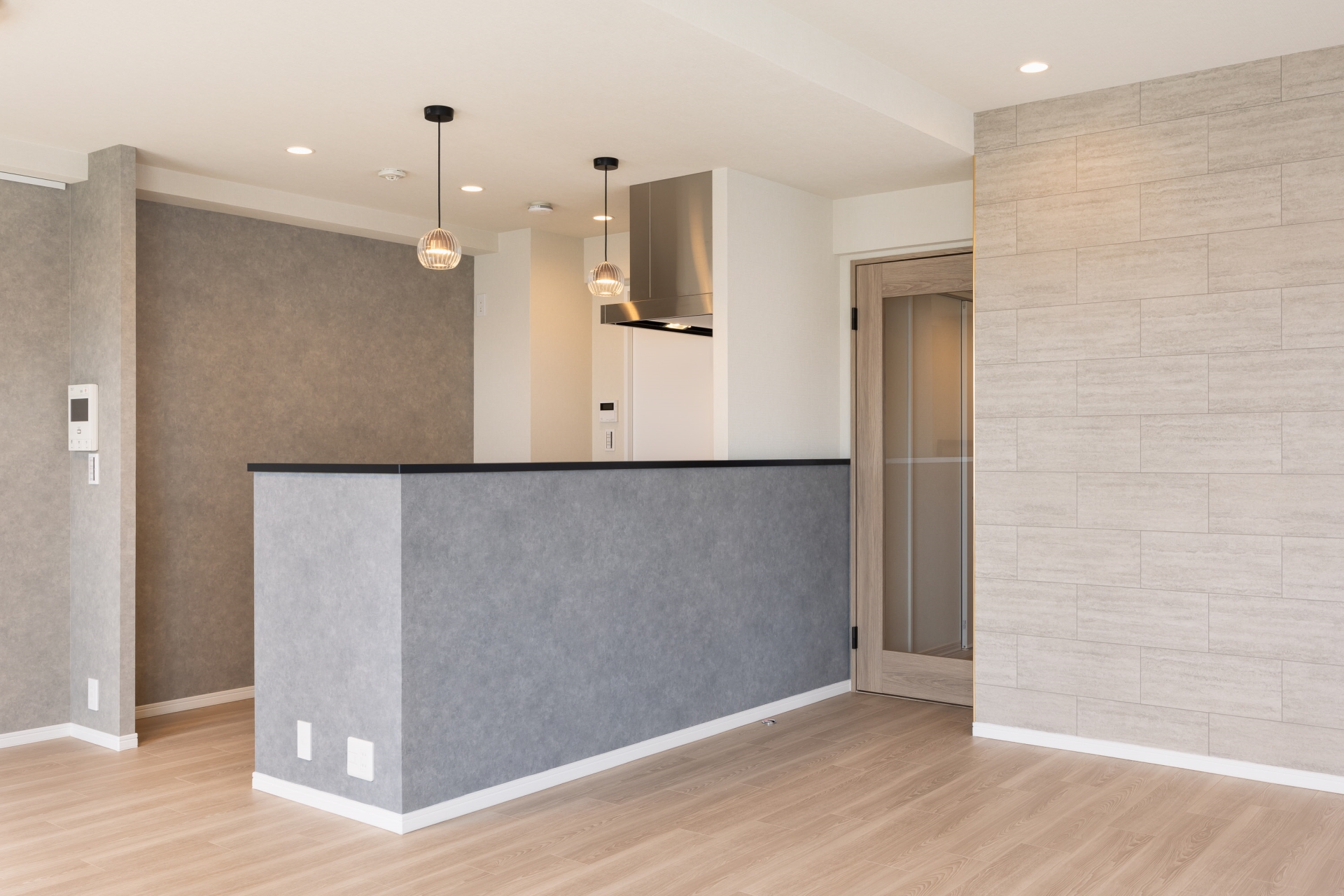 【キッチン】カウンターキッチン。家事をしながら家族の様子が見れるので安心感があります。(2025年8月)