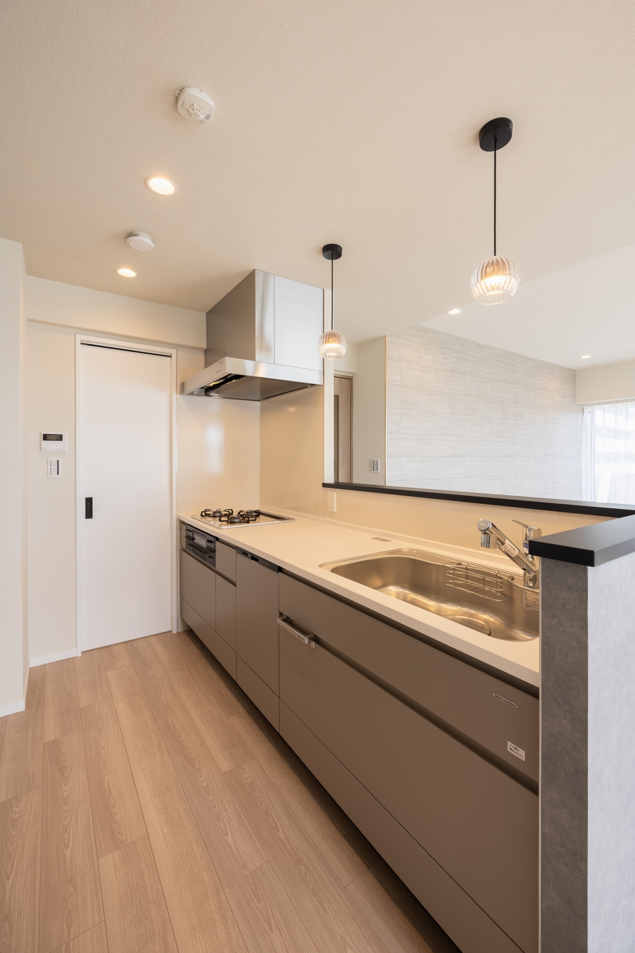 【キッチン】ワイドスパンのキッチン。食洗器付。冷蔵庫も配置しやすい設計です。(2025年8月)