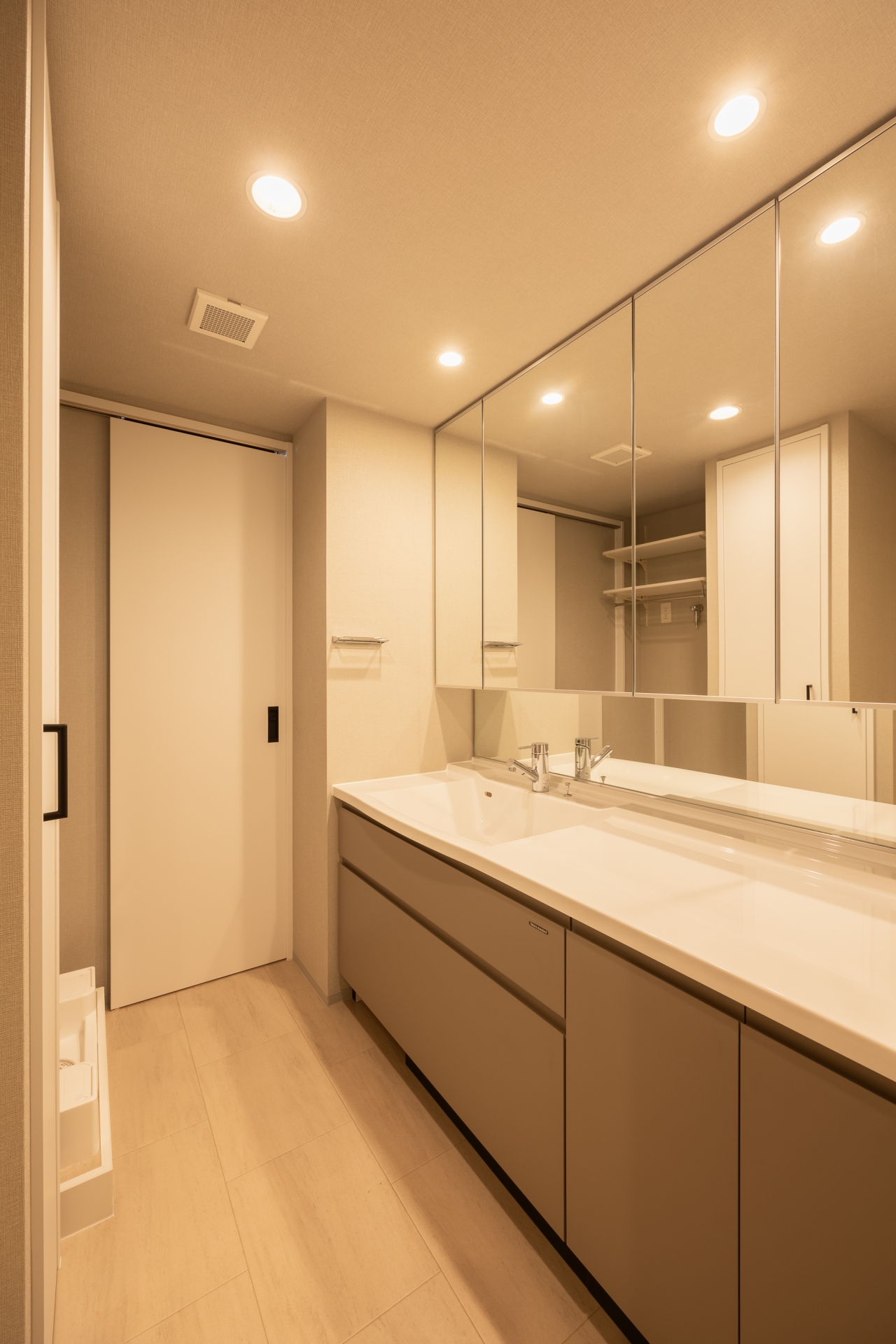 【洗面台・洗面所】ゆとりある洗面スペース。家族が並んで作業が出来ます。扉付のリネン後もあります。(2025年8月)