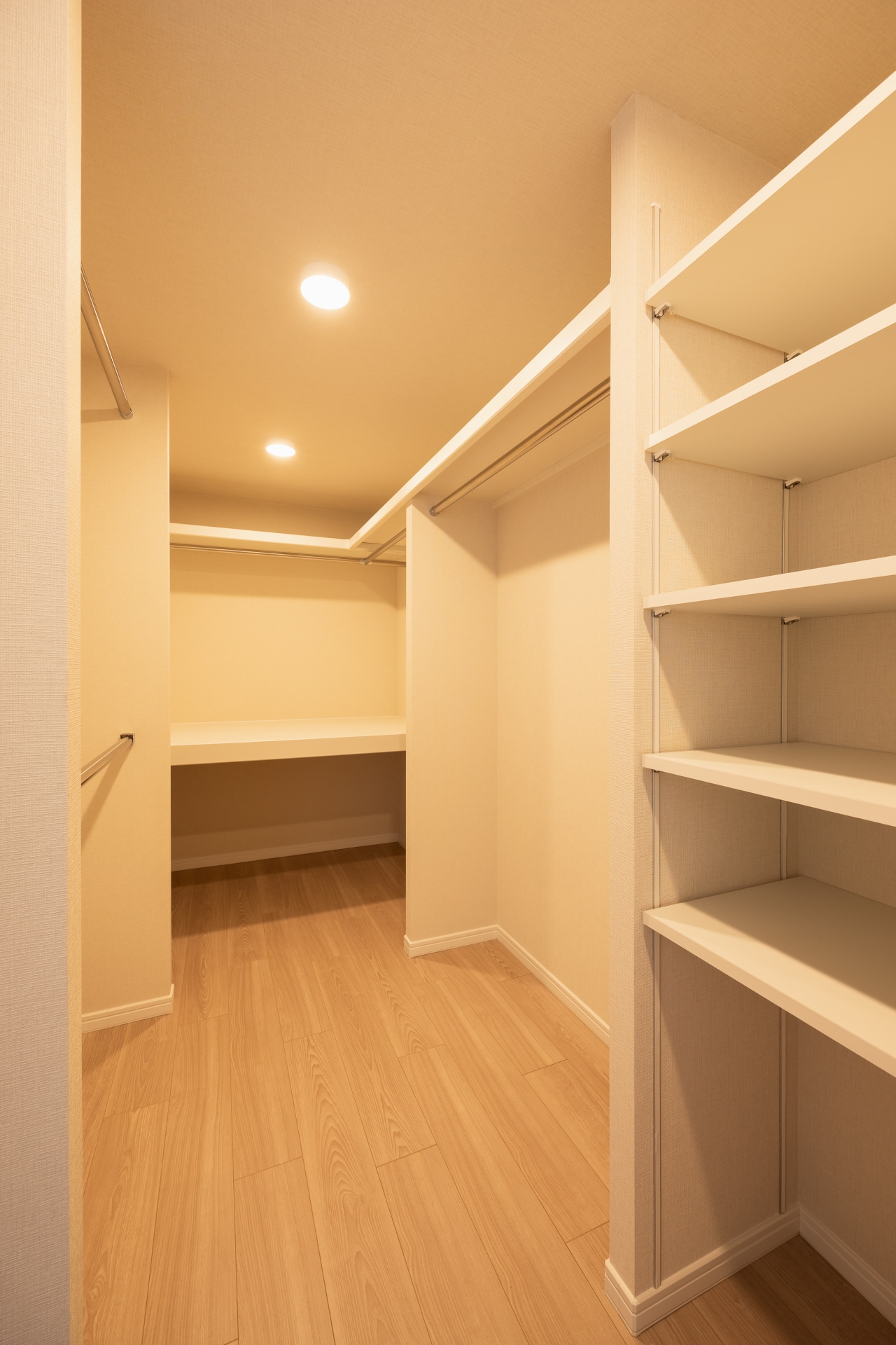 【収納】ファミリークロゼット。季節の物や大型スーツケースが余裕を持って収納できます。(2025年8月)